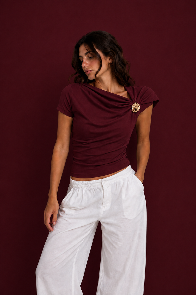 One-shoulder half sleeves with broosh