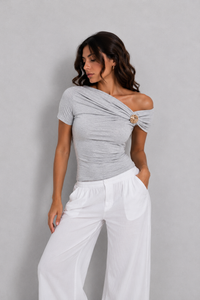 One-shoulder half sleeves with broosh